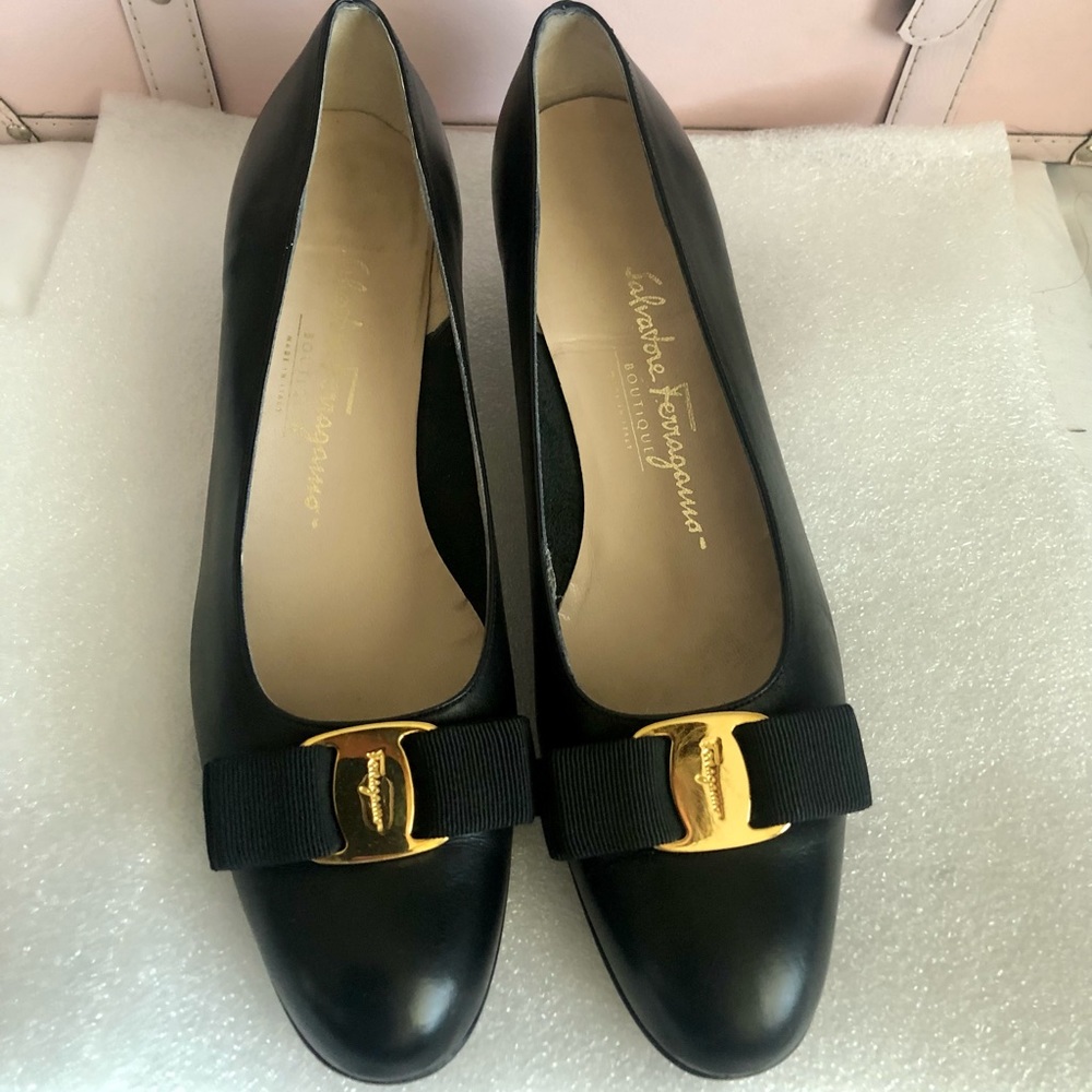 Salvatore Ferragamo Gold Bow Accent Leather Pumps